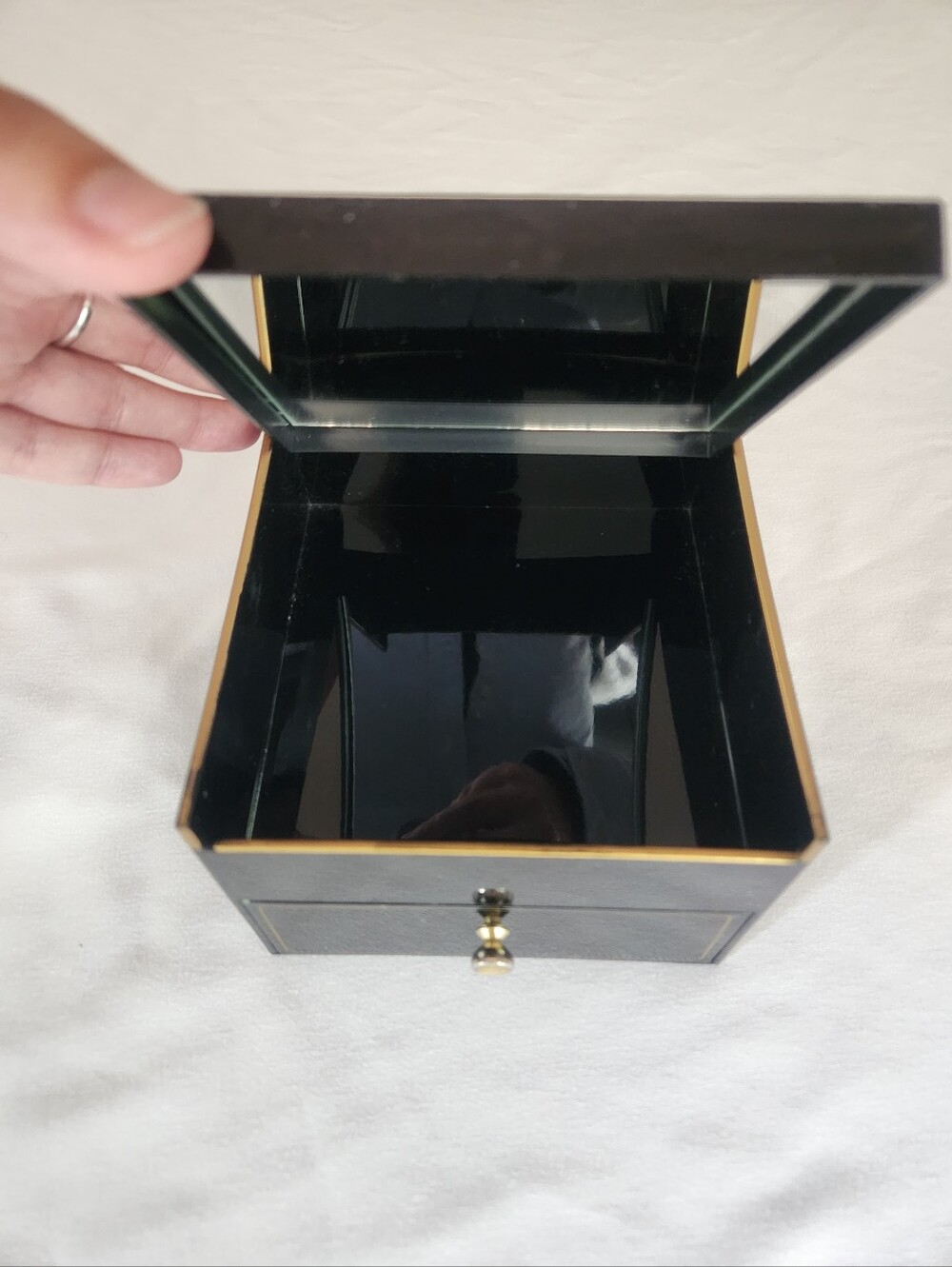 Japanese Black Lacquered Jewelry Box With Iris Detail - Picture 4 of 16